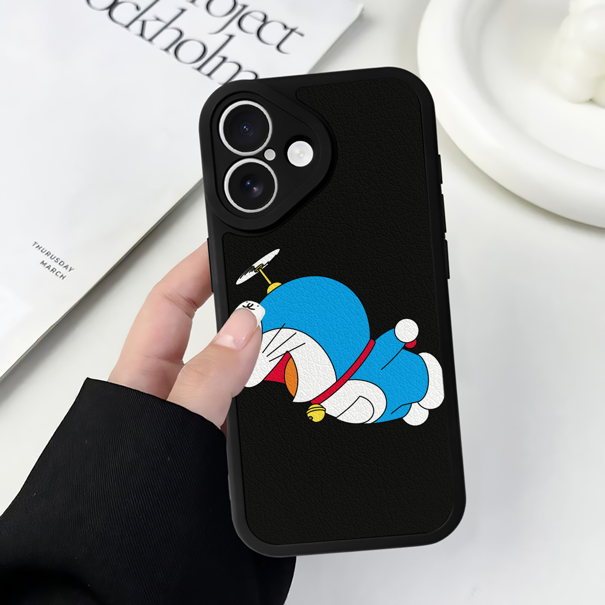 （画像用） ドラえもん Doraemon 【iPhone 16シリーズ対応】シリコンスマホケース（レザー調） 材質：シリコン